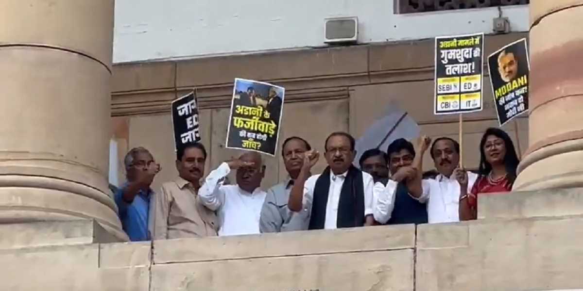 जेपीसी की मांग को लेकर विपक्षी दलों का प्रदर्शन